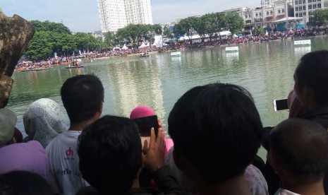 Antusiasme warga Jakarta dan sekitarnya menonton pertandingan Menteri Susi vs Wagub DKI Sandiaga di Danau Sunter, Jakarta (25/2).