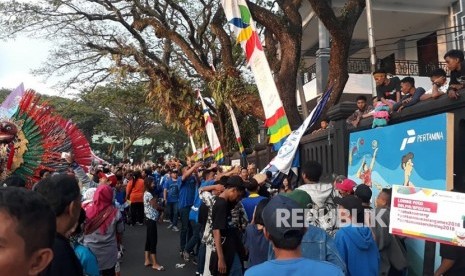 Antusiasme warga menyambut arak obor Asian Games 2018 di Jalan Tugu Kota Malang, Jumat sore (20/7).