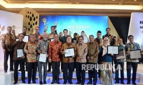 Anugerah Syariah Republika 2018. Komisaris Utama Mahaka Media Erick Thohir (tengah atas), Menpan RB Syafruddin (kempat kiri), Kepala Bappenas Bambang Brodjonegoro (tengah), Menteri Agraria dan Tata Ruang (ATR) Sofyan Djalil (kelima kanan), Menteri Pariwisata Arief Yahya (keempat kanan) berfoto bersama seluruh pemenang Anugerah Syariah Republika (ASR) 2018 di Jakarta, Kamis (8/11).