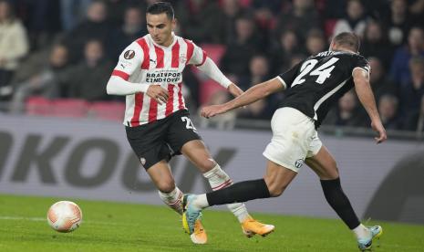 Anwar El Ghazi dari PSV (kiri)