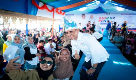 Anwar Hafid befoto bersama warga Sulawesi Tengah.