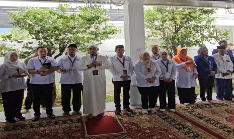 Anwar Hafid dan Reny Lamadjido didoakan Al Habib Umar bin Ali bin Abdul Qodir Assegaf sebelum mendaftar ke KPU Sulawesi Tengah.