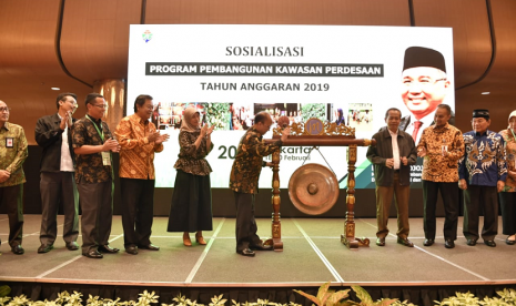 Anwar Sanusi Sekjen Kementerian Desa, PDTT. di dampingi Dirjen PKP Harlina Sulistoyorini. Meresmikan sosialisasi program pembangunan kawasan perdesaan tahun 2019. Jakarta (18\2).