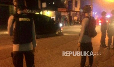 Aparat Brimob berjaga-jaga di depan Mako Brimob Kelapa Dua, Depok, Rabu (9/5).