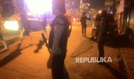 Aparat Brimob berjaga-jaga di depan Mako Brimob Kelapa Dua, Depok, Rabu (9/5).