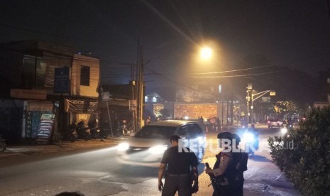 Aparat Brimob berjaga-jaga di depan Mako Brimob Kelapa Dua, Depok, Rabu (9/5).