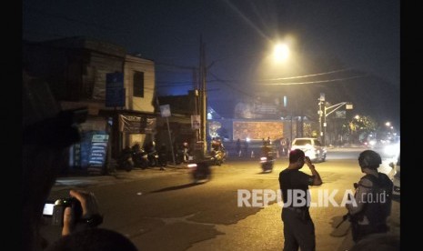 Aparat Brimob berjaga-jaga di depan Mako Brimob Kelapa Dua, Depok, Rabu (9/5).