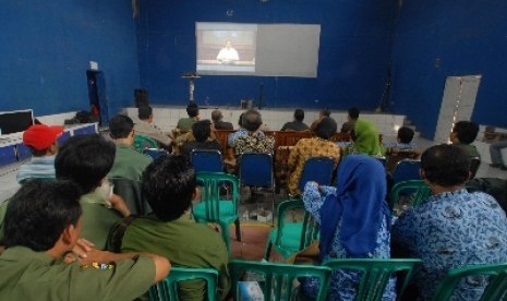 Aparat desa di Kecamatan Cisayong, Tasikmalaya melakukan teleconference dengan pejabat pusat.