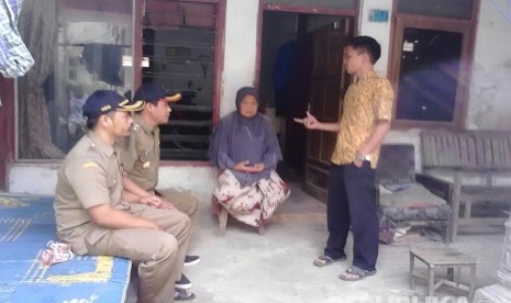  Aparat Desa Kedungwungu mengunjungi rumah orang tua Ahmad Muhazan di RT 04 RW 01 Blok Desa, Desa Kedungwungu, Kecamatan Krangkeng, Kabupaten Indramayu, Jumat (15/1).