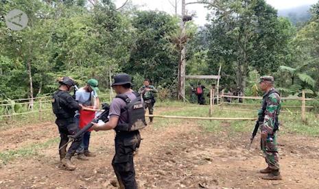 Aparat Gabungan dari TNI-Polri melakukan penyergapan terhadap markas OPM di Yapen, Papua.