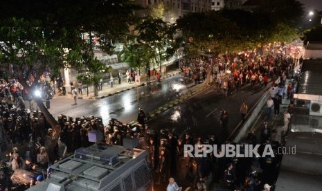  Aparat gabungan Kepolisian membubarkan paksa aksi dukung Ahok di Pengadilan Tinggi Jakarta, Jumat (12/5).