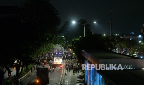  Aparat gabungan Kepolisian membubarkan paksa aksi dukung Ahok di Pengadilan Tinggi Jakarta, Jumat (12/5).