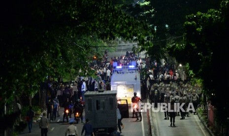  Aparat gabungan Kepolisian membubarkan paksa aksi dukung Ahok di Pengadilan Tinggi Jakarta, Jumat (12/5).