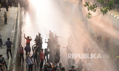 Aparat gabungan Kepolisian membubarkan paksa aksi dukung Ahok di Pengadilan Tinggi Jakarta, Jumat (12/5).