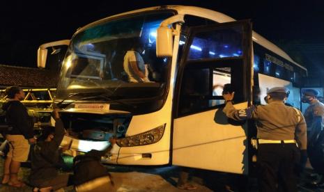 Aparat gabungan memeriksa tersangka dan bus yang kedapatan membawa narkotika jenis sabu-sabu belasan kilogram di Polsek Rajapolah, Polresta Tasikmalaya, Rabu (16/9) malam