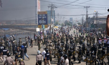 Aparat gabungan menghalau warga yang memblokir jalan di Dadap, Kosambi, Kabupaten Tangerang, Banten, Selasa (10/5). 