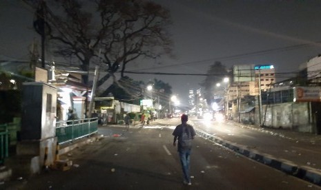 Aparat gabungan polisi dan TNI masih bersiaga di bawah fly over Slipi untuk menahan massa, Kamis (26/9) pukul 01.20 WIB. Massa masih bertahan di arah Rawabelong dan sesekali masih mencoba maju ke arah aparat.