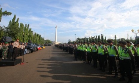 Aparat gabungan TNI dan Polri mengikuti apel kesiapan pengamanan malam Tahun Baru di kawasan Monas, Jakarta, Kamis (31/12). 