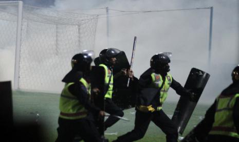 Aparat keamanan menjaga lapangan usai pertandingan antara Arema melawan Persebaya dengan skor 2-3 di Stadion Kanjuruhan, Kepanjen, Kabupaten Malang, Jawa Timur, Sabtu (1/10/2022) malam WIB. 