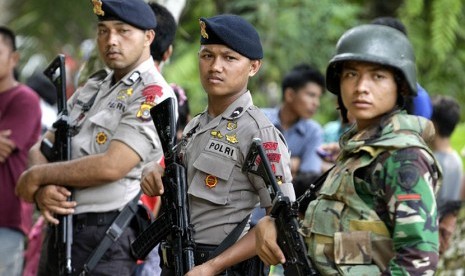    Aparat keamanan dari TNI dan Polri berjaga di lokasi gereja Singkil, Aceh, Rabu (14/10).