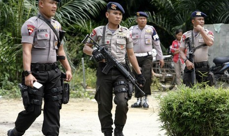    Aparat keamanan dari TNI dan Polri berjaga di lokasi gereja Singkil, Aceh, Rabu (14/10).