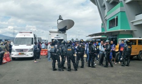 Aparat keamanan melakukan penjagaan ketat menjelang pembukaan Piala Presiden 2018 di Stadion Gelora Bandung Lautan Api, Bandung, Selasa (16/1) siang. 