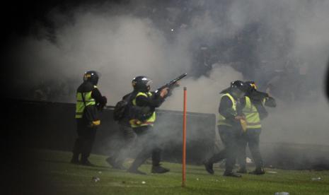  Bahaya Paparan Gas Air Mata Bagi Tubuh. Foto:  Aparat keamanan menembakkan gas air mata untuk menghalau suporter yang masuk ke lapangan usai pertandingan BRI Liga 1 antara Arema melawan Persebaya di Stadion Kanjuruhan, Malang, Jawa Timur, Sabtu malam (1/10/2022). Polda Jatim mencatat jumlah korban jiwa dalam kerusuhan tersebut sementara sebanyak 127 orang. 