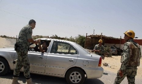 Aparat keamanan Mesir memeriksa kendaraan di dekat lokasi serangan di Semenanjung Sinai, dekat perbatasan Gaza.