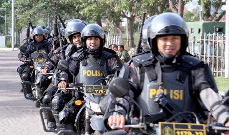 Aparat keamanan polisi jajaran Polda Aceh saat persiapan patroli pengamanan Pemilihan Umum Kepala Daerah (Pemilukada) di lapangan Hiraq Kota Lhokseumawe, Provinsi Aceh. Selasa (14/2).Sekitar 780 personel polisi dibantu kesiapan 14 ribu personil TNI siap am