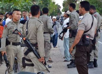 Aparat keamanan sempat bentrok dengan warga yang memblokir Jalan Negara yang menghubungkan Kabupaten Bima dan Dompu.