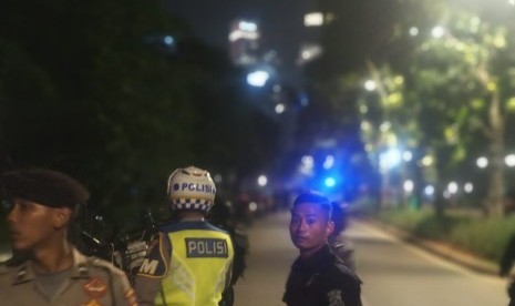 Aparat kemanaan sedang memeriksa lokasi sumber suara ledakan di dekat Lapangan Parkir Timur Senayan Jakarta, Ahad (17/2) malam