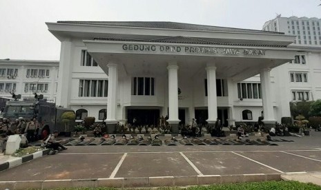 Aparat Kepolisian berjaga di depan Gedung DPRD Provinsi Jabar, Selasa (24/9).