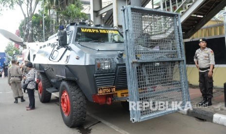  Aparat kepolisian berjaga di depan gedung KPUD DKI Jakarta, Rabu (21/9). 