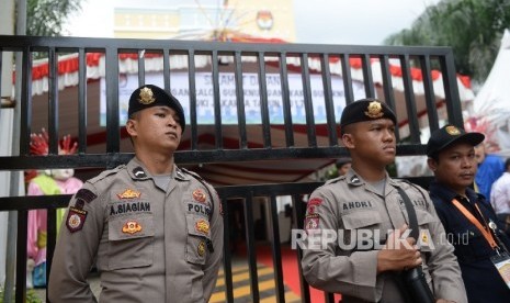 Aparat kepolisian berjaga di depan gedung KPUD DKI Jakarta, Rabu (21/9).