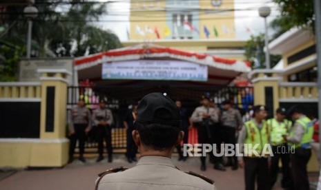 Aparat kepolisian berjaga di depan gedung KPUD DKI Jakarta, Rabu (21/9).