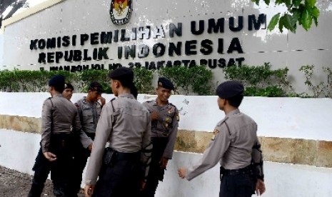 Aparat Kepolisian berjaga di Depan Komisi Pemiilihan Umum (KPU).