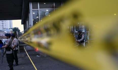 Aparat kepolisian berjaga di lokasi ledakan bom Terminal Kampung Melayu, Jakarta, Kamis (25/5). 