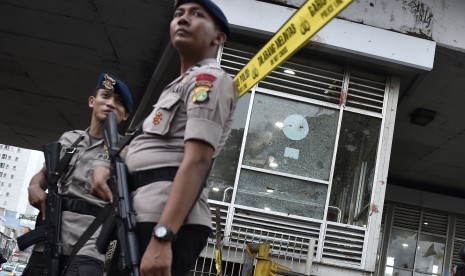 Aparat kepolisian berjaga di lokasi ledakan bom Terminal Kampung Melayu, Jakarta, Kamis (25/5). 