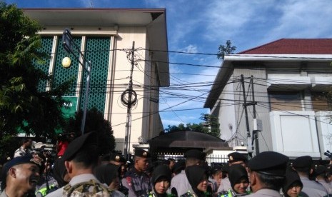 Aparat kepolisian berjaga-jaga dalam pengamanan sidang lanjutan kasus penistaan agama dengan terdakwa Basuki Tjahaja Purnama (Ahok) di eks PN Jakarta Pusat, Jakarta, Selasa (20/12).