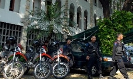 Aparat kepolisian berjaga-jaga di depan gereja menjelang perayaan Hari Paskah.