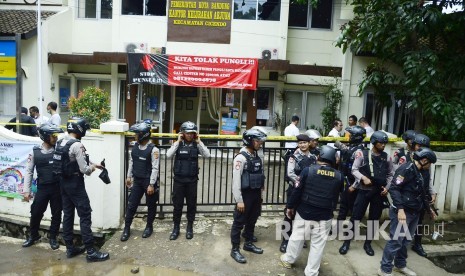 Aparat kepolisian bersenjata lengkap berjaga-jaga saat olah TKP terkait pelaku peledakan bom yang berhasil dilumpuhkan, di kantor kelurahan Arjuna , Kota Bandung, Senin (27/2).