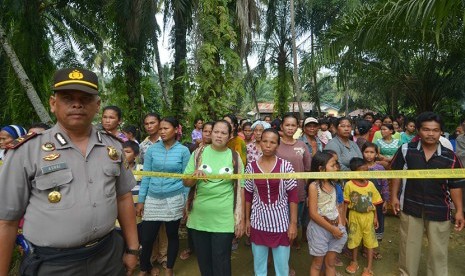 Aparat Kepolisian dan TNI berjaga di lokasi pasca kerusuhan di Desa Suka Makmur, Kec Gunung Meriah, Kabupaten Aceh Singkil, Aceh, Rabu (14/10).