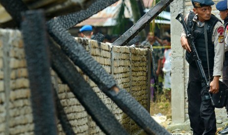 Aparat Kepolisian dan TNI berjaga di lokasi pasca kerusuhan di Desa Suka Makmur, Gunung Meriah, Kabupaten Aceh Singkil, Aceh, Rabu (14/10).