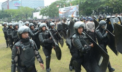 Aparat kepolisian dengan peralatan dan senjata lengkap (ilustrasi).