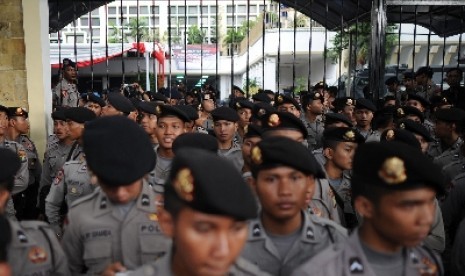 Aparat kepolisian di Gedung KPU, Jakarta,