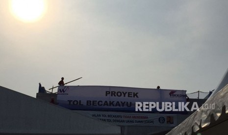 Aparat kepolisian melakukan gladi resik peresmian tol Bekasi Cawang Kampung Melayu (Becakayu) Seksi B-C, Kamis (2/11).