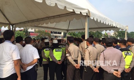 Aparat kepolisian melakukan gladi resik peresmian tol Bekasi Cawang Kampung Melayu (Becakayu) Seksi B-C, Kamis (2/11).