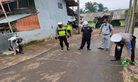 Aparat kepolisian melakukan olah TKP di lokasi kecelakaan truk menimpa bangunan madrasah di Kecamatan Karangpawitan, Kabupaten Garut, Sabtu (3/4). 