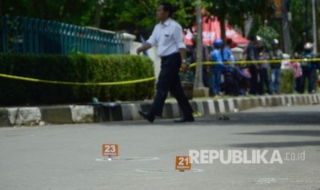 Aparat kepolisian melakukan oleh TKP di antara paku yang berserakan dalam peledakan bom oleh terduga teroris di Taman Pandawa, Kota Bandung, Senin (27/2).