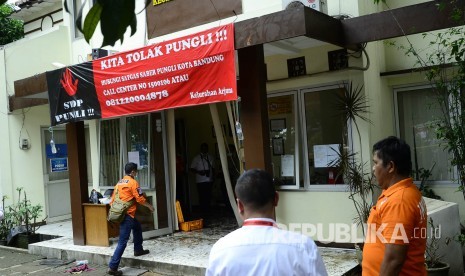 Aparat kepolisian melakukan oleh TKP di lokasi pelaku peledakan bom bersembunyi di Kelurahan Arjuna, Kota Bandung, Senin (27/2).